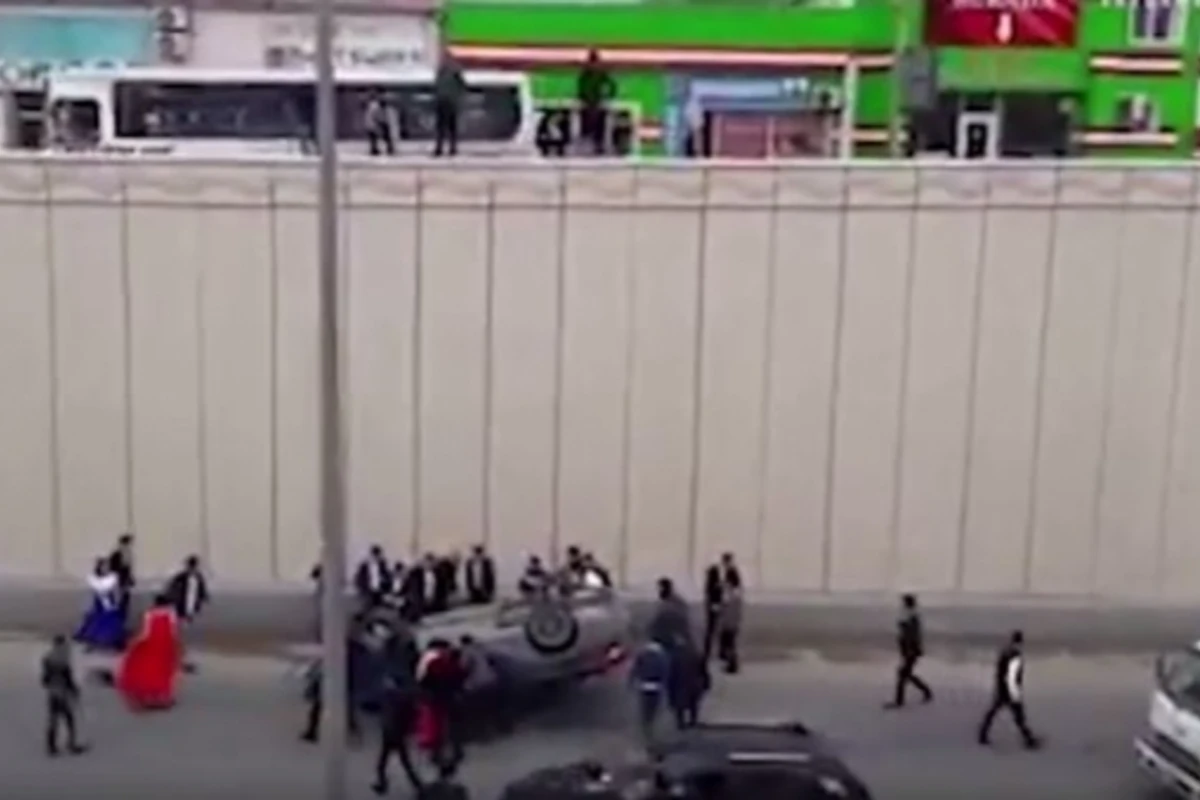 Bakıda toy karvanı qəza törətdi- Yaralılar var (VİDEO) Bakıda toy karvanı qəza törətdi- Yaralılar var (VİDEO)