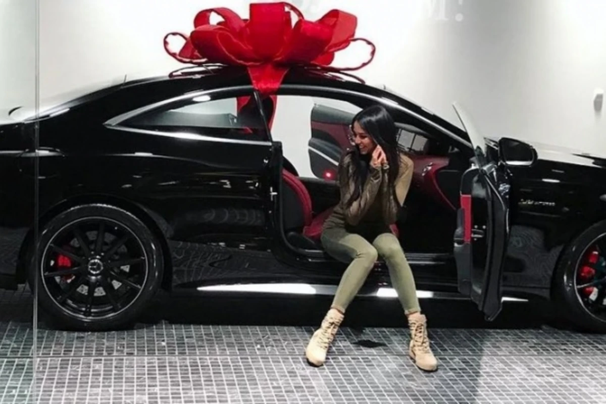 Возлюбленная Тимати похвасталась подаренным автомобилем за 11 миллионов (фото)