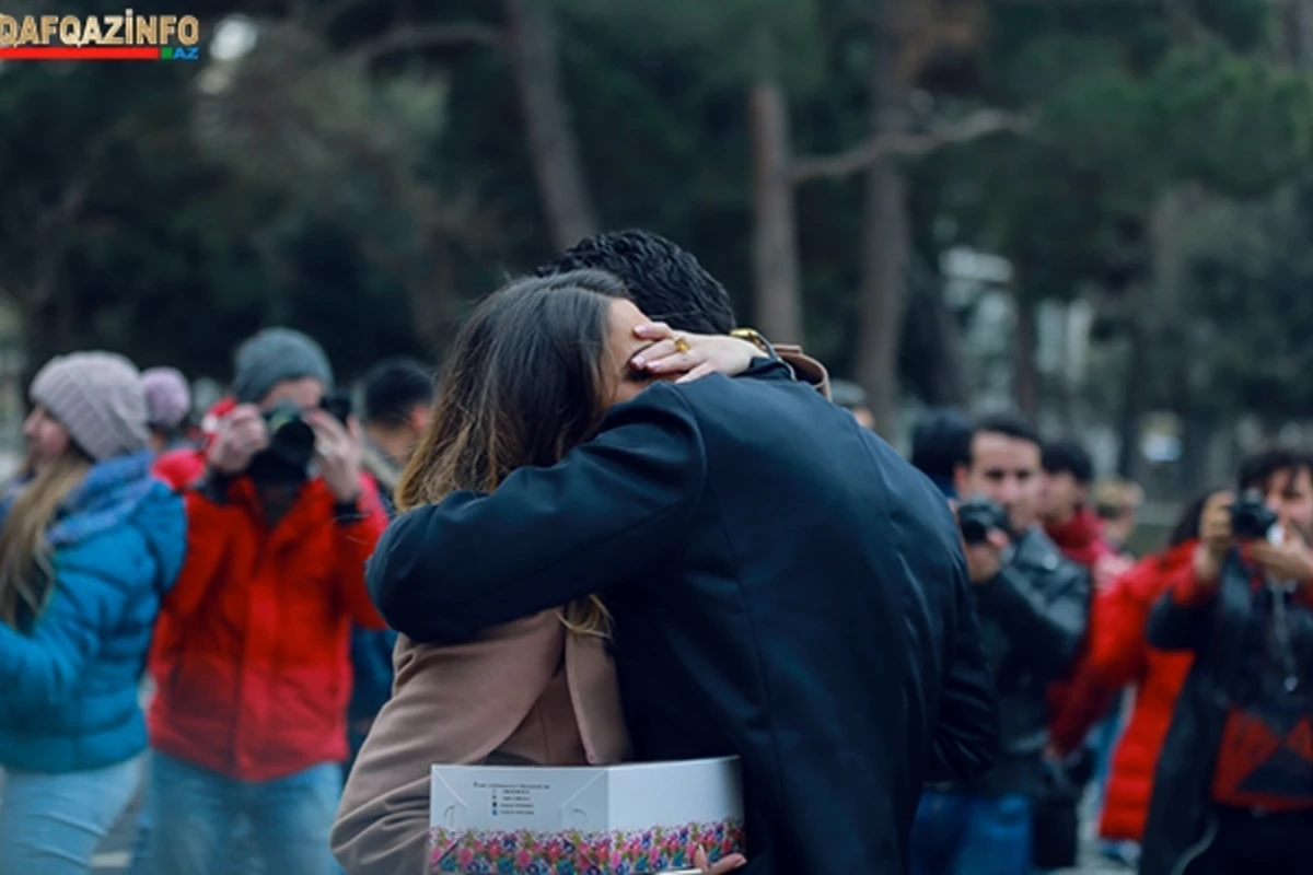 Sevgililər günündə Bakının mərkəzində qeyri-adi EVLİLİK TƏKLİFİ - VIDEO/FOTO