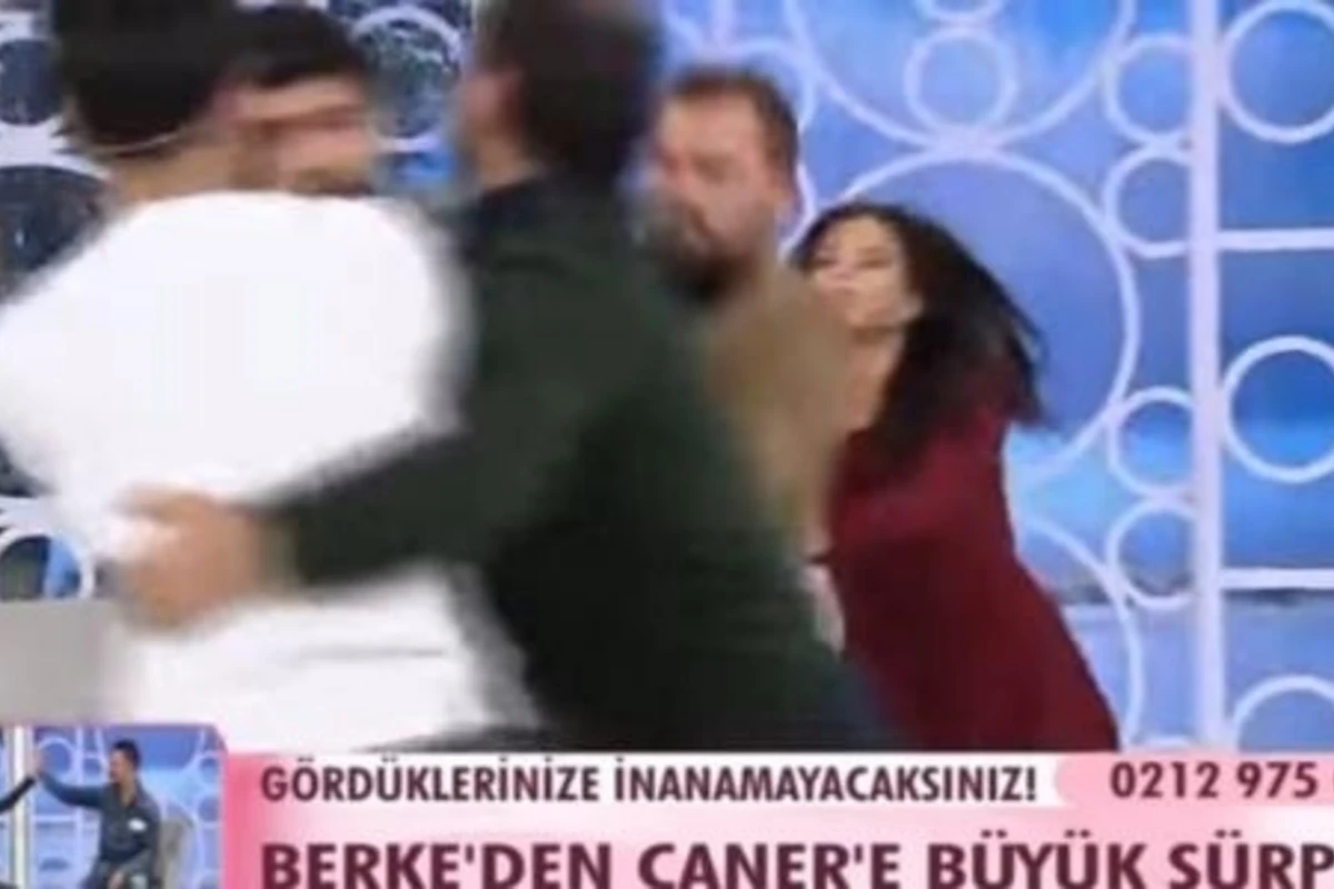 Evlilik proqramında qız üstündə dava düşdü - VİDEO Evlilik proqramında qız üstündə dava düşdü - VİDEO
