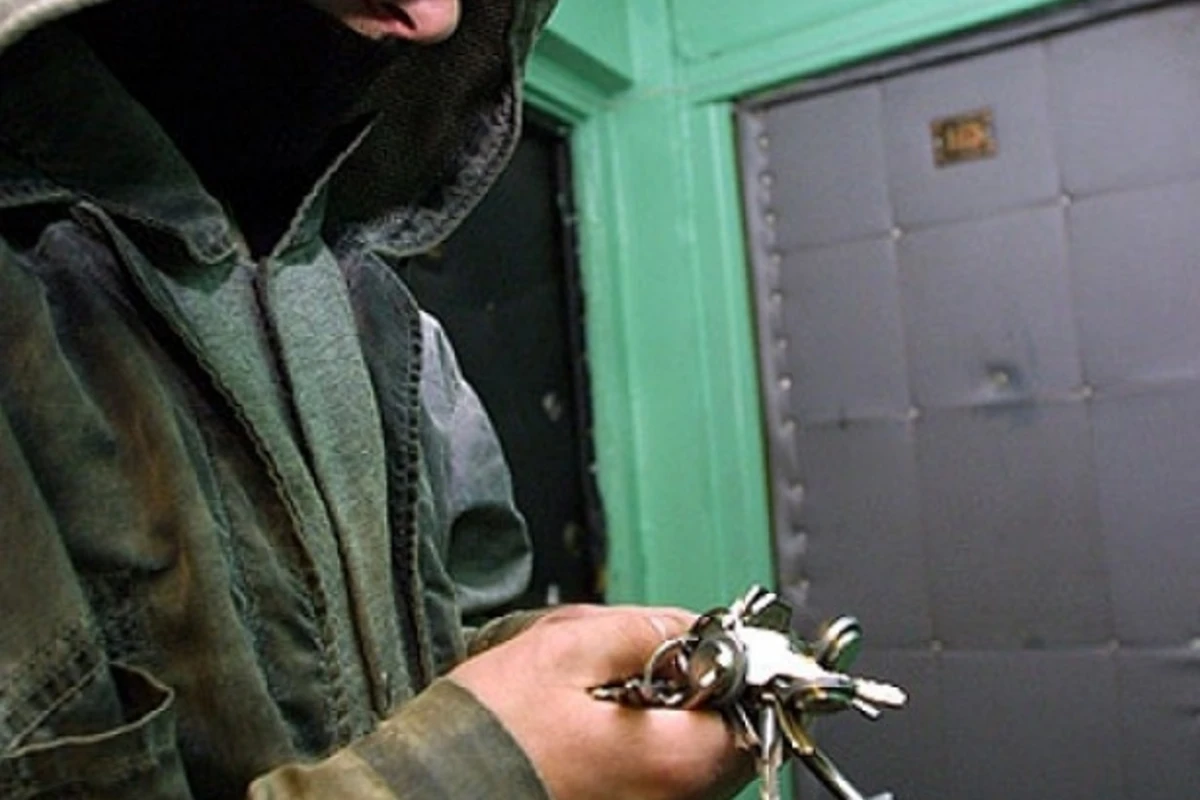 Ради переезда в Азербайджан подросток ограбил родного отца