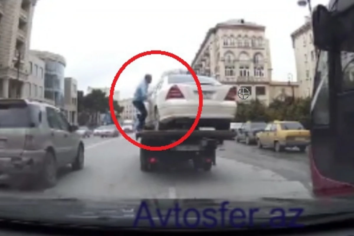 Bakıda maşınını evakuator aparan sürücü görün nələr etdi – VİDEO Bakıda maşınını evakuator aparan sürücü görün nələr etdi – VİDEO