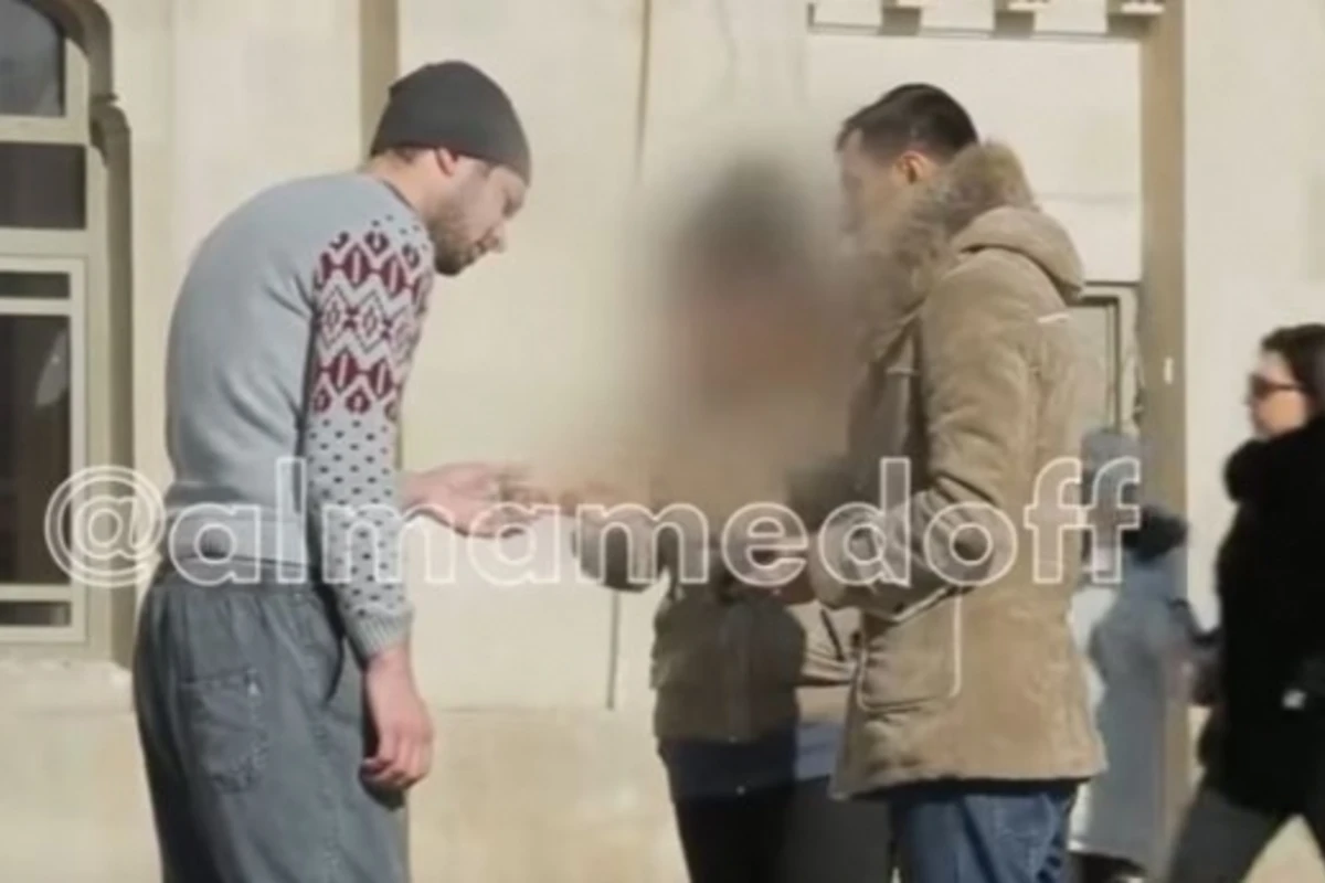 Bakıda dilənçiyə 100 manat nəzir verən oğlan qızları şoka saldı (VİDEO) Bakıda dilənçiyə 100 manat nəzir verən oğlan qızları şoka saldı (VİDEO)