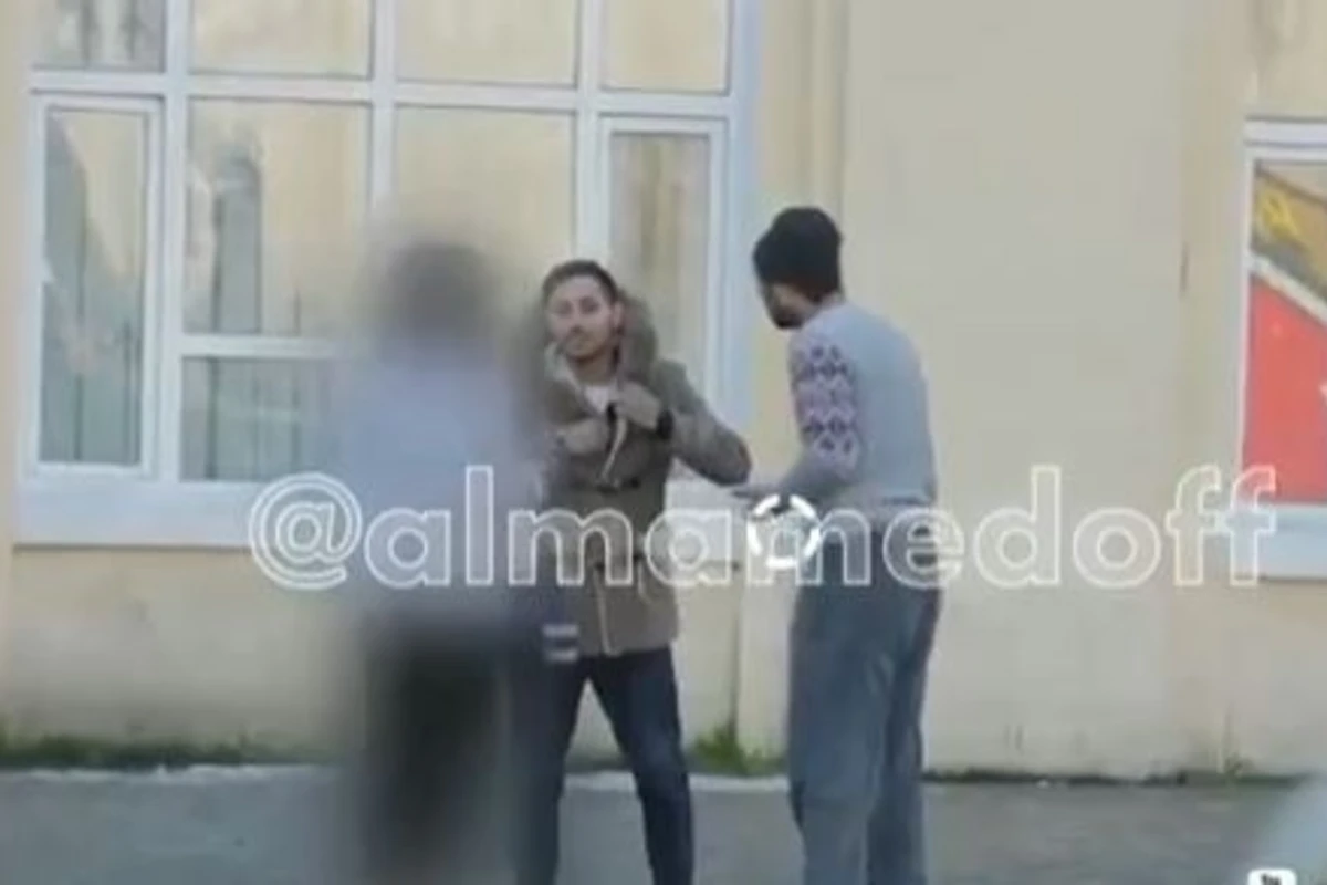 В Баку парень дал попрошайке 100 AZN - прохожие в шоке (видео)