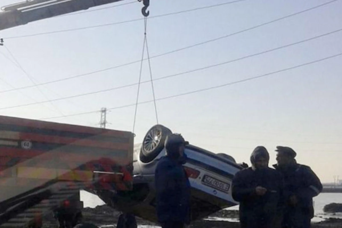 Bakıda BMW gölə düşdü - FOTO Bakıda BMW gölə düşdü - FOTO
