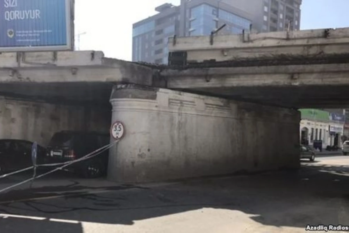 Большая опасность в центре Баку - мост под угрозой обрушения (фото)