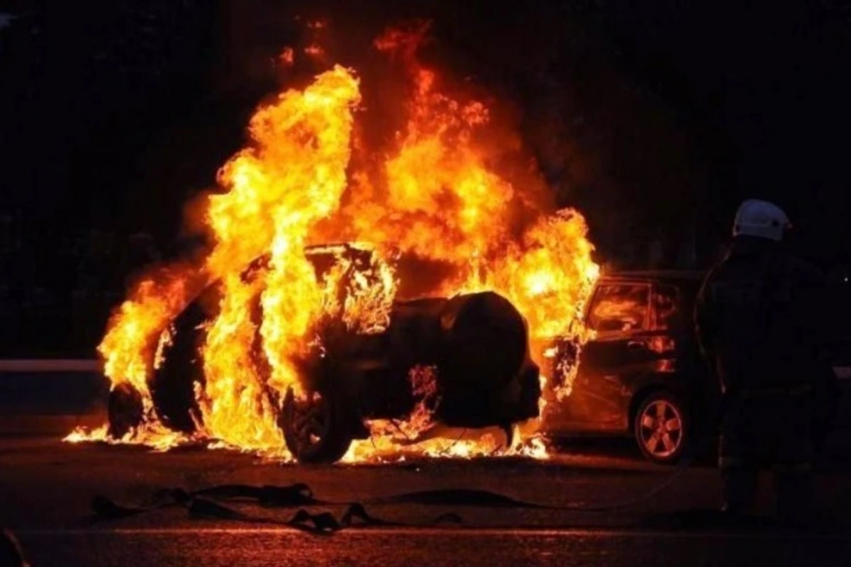 В Баку сгорели 4 автомобиля