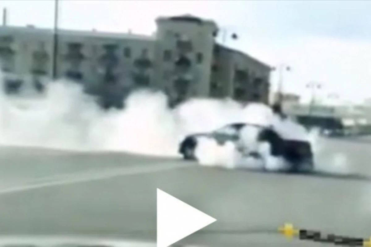 Автохулиган поднял пыль в центре Баку (видео) Автохулиган поднял пыль в центре Баку (видео)