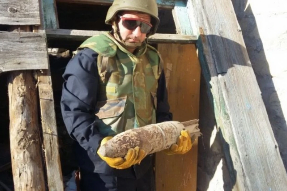 Orta məktəbin həyətində tank mərmisi tapıldı - FOTO