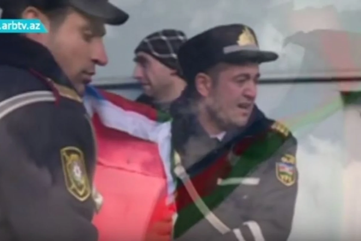 Полицейские со слезами на глазах несут гроб с телом шехида (видео) Полицейские со слезами на глазах несут гроб с телом шехида (видео)