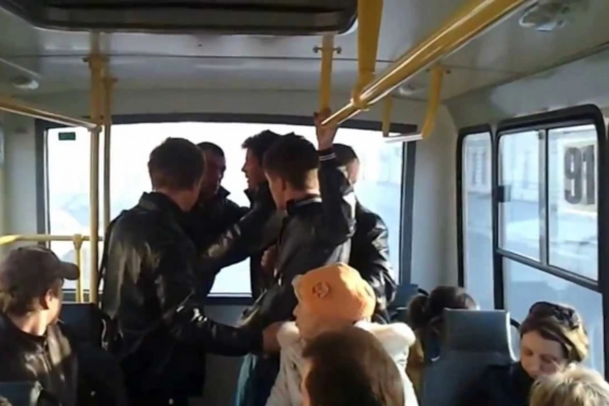 Рукопашная драка в бакинском автобусе (видео)