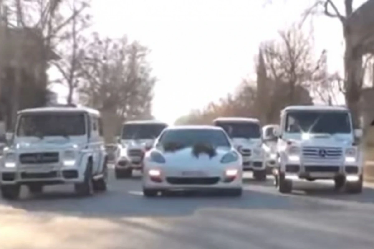 Свадебный кортеж из люксовых автомобилей (видео)