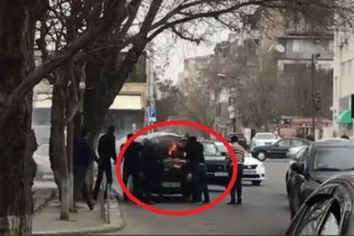 Bakıda avtomobil küçənin ortasında qəflətən alışıb yandı (VİDEO) Bakıda avtomobil küçənin ortasında qəflətən alışıb yandı (VİDEO)