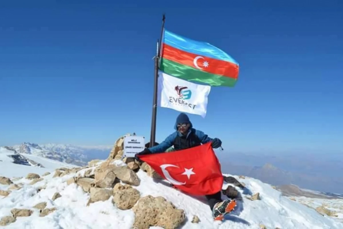 Alpinistlər Şahdağ zirvəsinə şəhid Çingiz Qurbanovun adını yazdılar (FOTO)