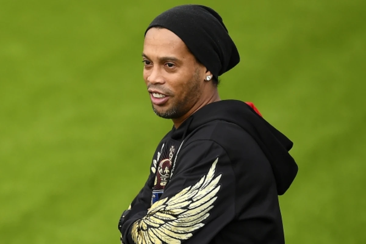 Ronaldinyo Qəbələ klubu ilə müqavilə imzaladı Ronaldinyo Qəbələ klubu ilə müqavilə imzaladı