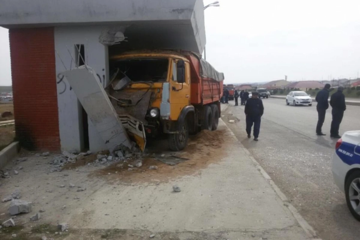 Azərbaycanda daha bir Kamaz qəza etdi: bu dəfə avtobus dayanacağına çırpıldı (FOTO) Azərbaycanda daha bir Kamaz qəza etdi: bu dəfə avtobus dayanacağına çırpıldı (FOTO)