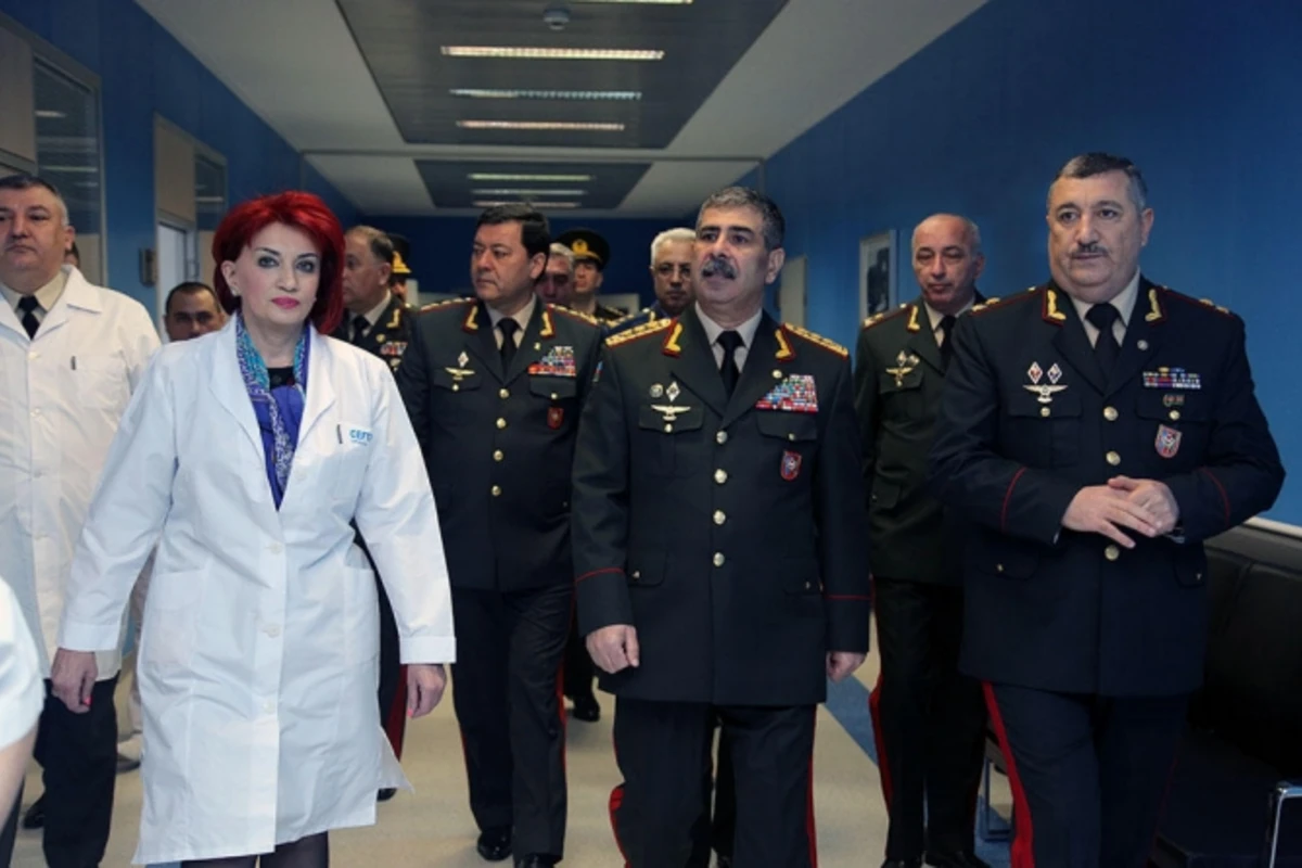 Zakir Həsənov hospitalda əsgərləri təbrik etdi (FOTO)