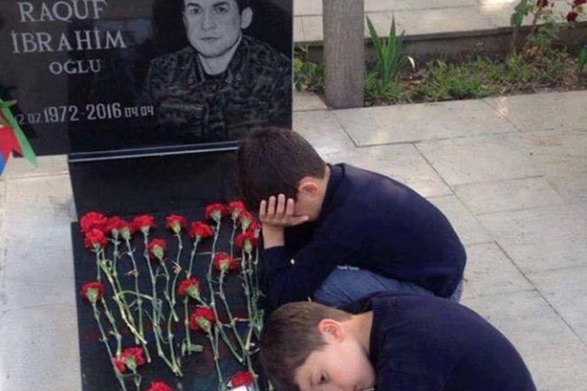 Şəhid oğlunun bu sözləri ürək parçaladı:Azərbaycanda bir çox ataların qoymadığı bir sərvət qoydun Şəhid oğlunun bu sözləri ürək parçaladı:Azərbaycanda bir çox ataların qoymadığı bir sərvət qoydun