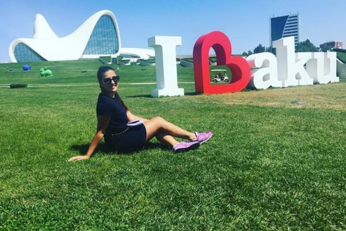 Dadaşeva bacıları Ferrari alarkən saxlanıldılar – FOTO