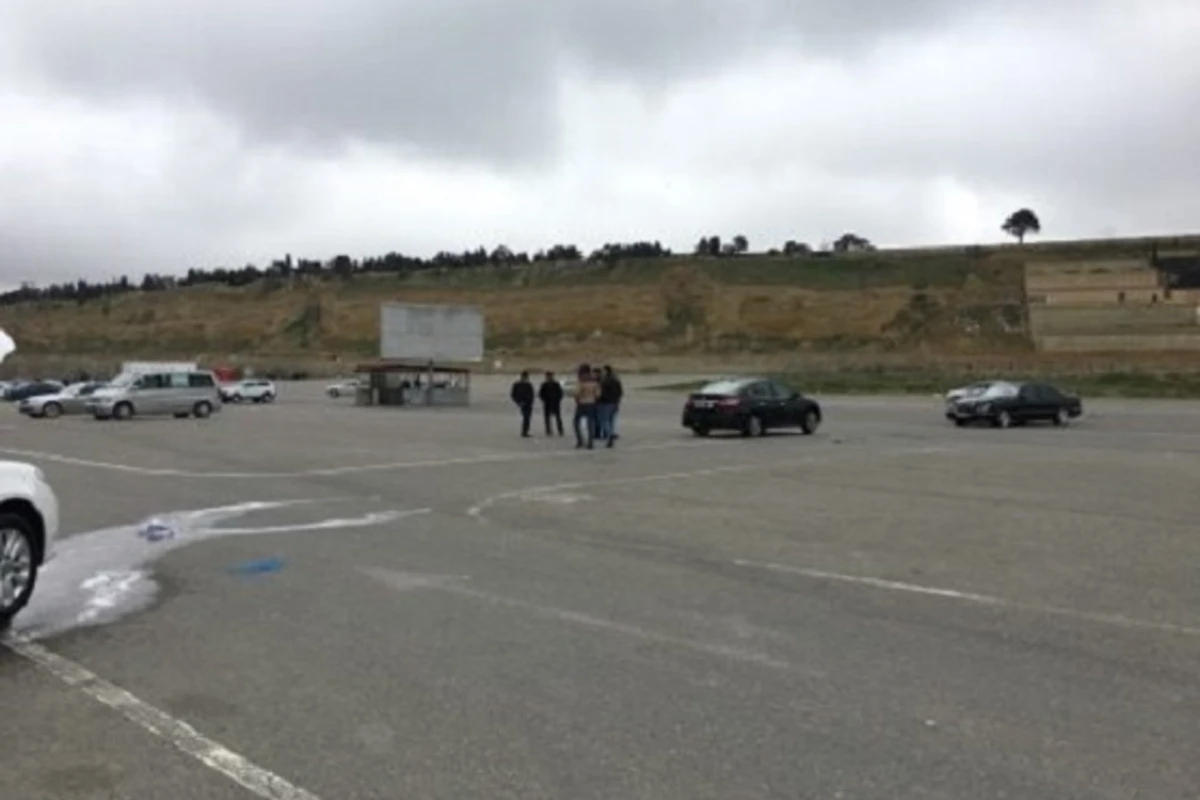 Maşın bazarı bomboş qaldı - nə alan var, nə də satan (FOTO) Maşın bazarı bomboş qaldı - nə alan var, nə də satan (FOTO)