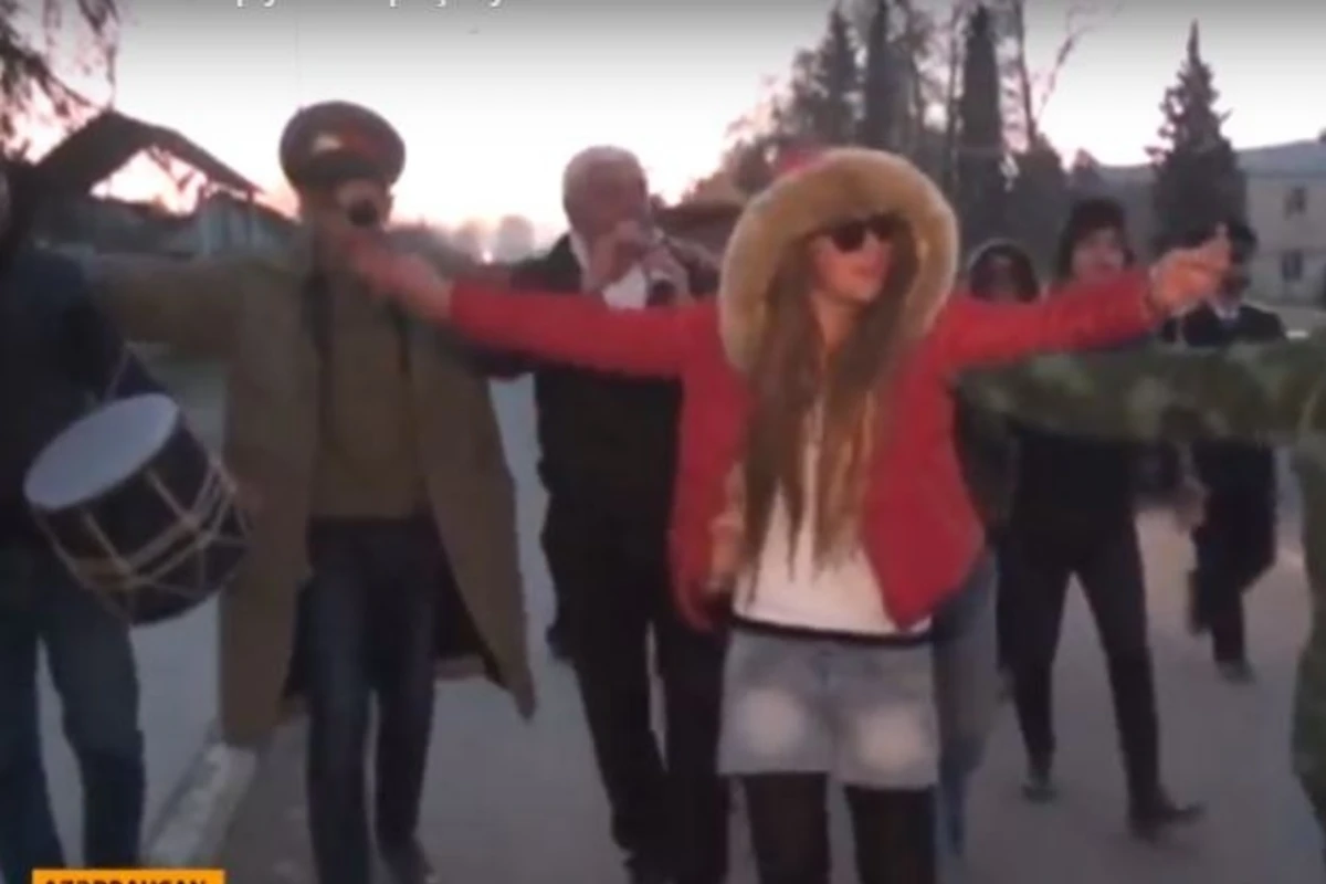 Azərbaycanda qeyri-adi bayram adəti: kişilər arvad paltarı geyib nəmər yığdı (VİDEO) Azərbaycanda qeyri-adi bayram adəti: kişilər arvad paltarı geyib nəmər yığdı (VİDEO)