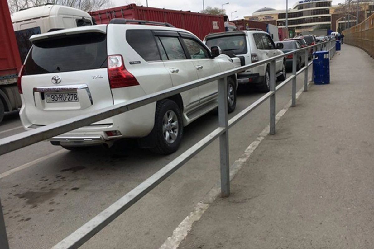 Qırmızı Körpüdə uzun növbə yaranıb- FOTO