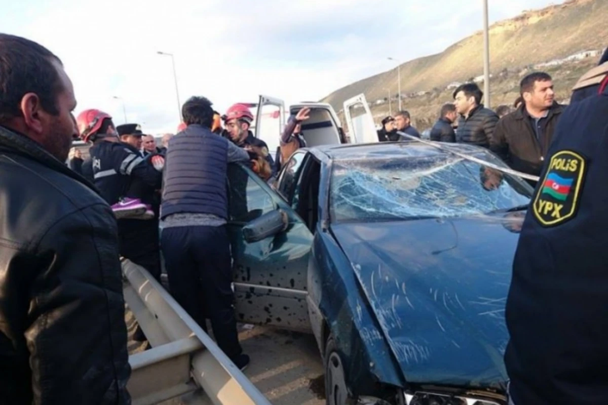Bakıda qadın ağır qəza törətdi – Sərnişin avtobusu çevrildi… (FOTO, VİDEO)