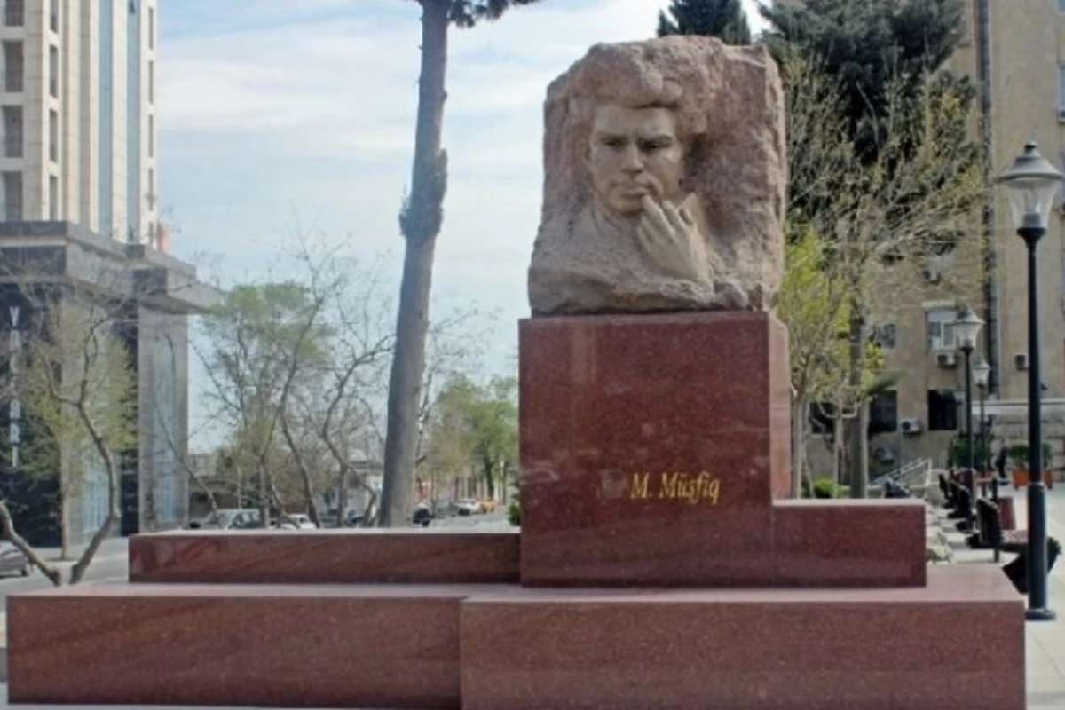 Памятник Микаилу Мушвигу восстановлен