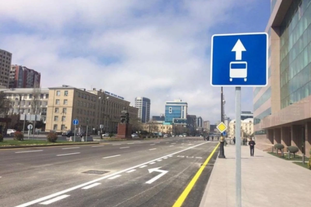 Bakının mərkəzi küçəsində avtobuslar üçün zolaq çəkildi (FOTO) Bakının mərkəzi küçəsində avtobuslar üçün zolaq çəkildi (FOTO)