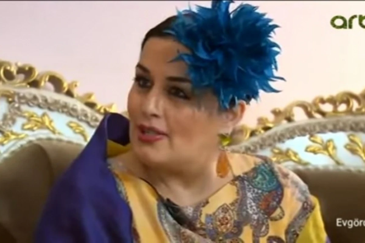 Elza Seyidcahan: Mənim şeirlərimə gülənlərin C vitamini artır (VİDEO) Elza Seyidcahan: Mənim şeirlərimə gülənlərin C vitamini artır (VİDEO)