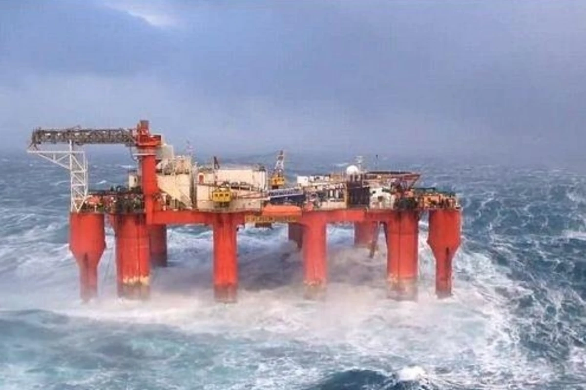 Xəzərdə fırtına həyəcanı: neftçilər evakuasiya edildi