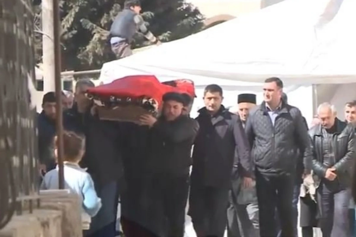 Əri tərəfindən başı kəsilən gəlin dəfn edildi: 2 azyaşlı uşağı... - VİDEO