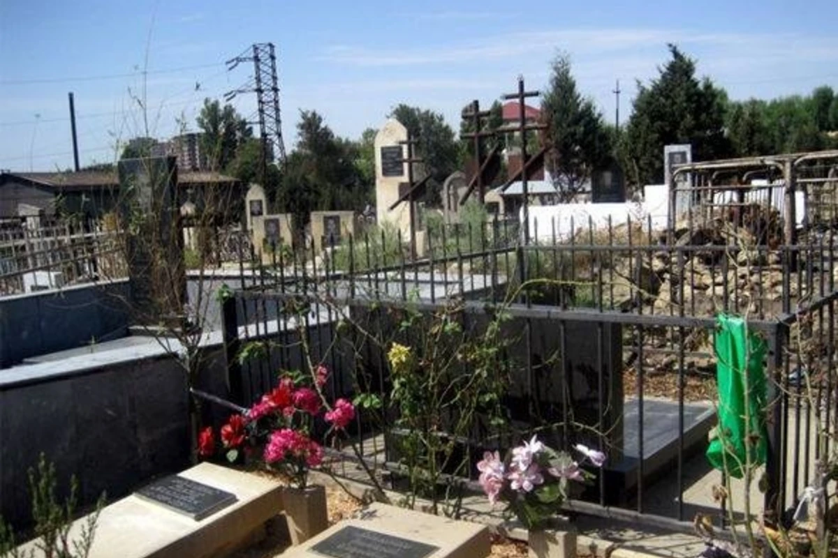 73 yaşlı erməni Bakıya gəlib anasının məzarını ziyarət edib