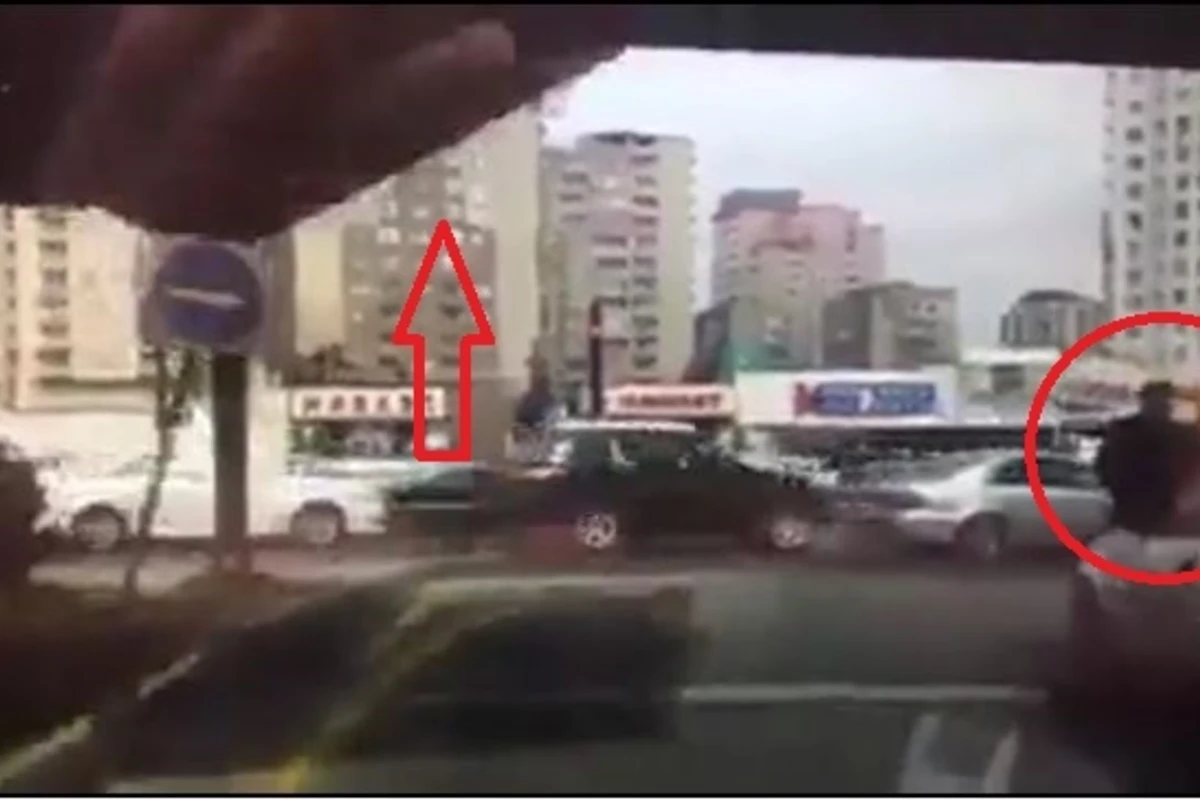 Bakıda inanılmaz hadisə: ölümdən 1 saniyədə xilas oldular (VİDEO) Bakıda inanılmaz hadisə: ölümdən 1 saniyədə xilas oldular (VİDEO)