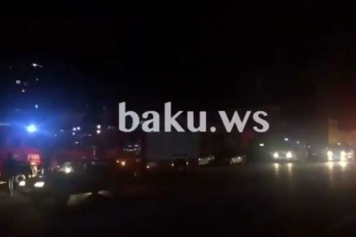 Распространились кадры пожара на рынке Тезе базар в Баку (видео)