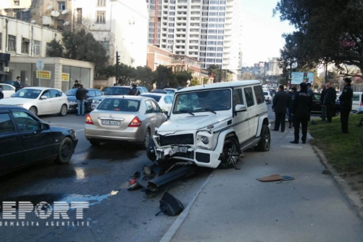 Bakıda Jeep Gelenvagenlə toqquşdu (FOTO)