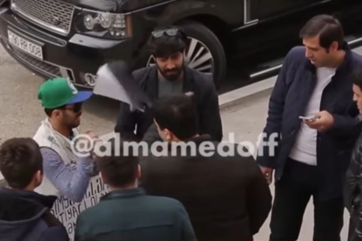 Bakıda kimsəsizləri ölkədən çıxarmaq üçün imza toplayan aparıcını döydülər (VİDEO) Bakıda kimsəsizləri ölkədən çıxarmaq üçün imza toplayan aparıcını döydülər (VİDEO)