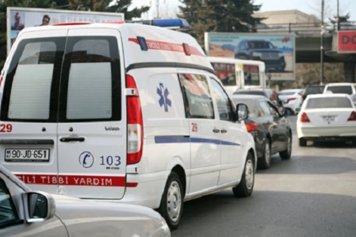 Bakıda sevgilisindən ayrılan qız polis bölməsinin qarşısında qollarını doğradı