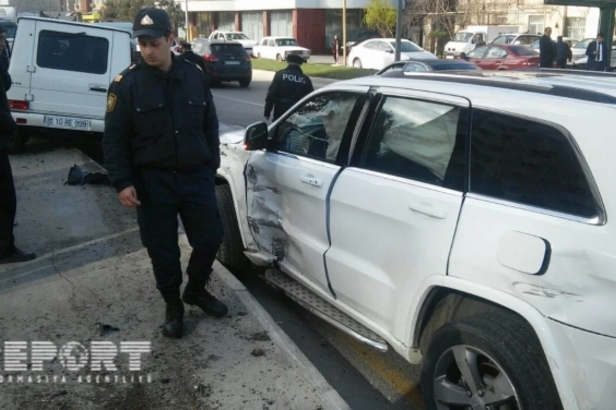 В Баку столкнулись Jeep и Gelandewagen (фото)