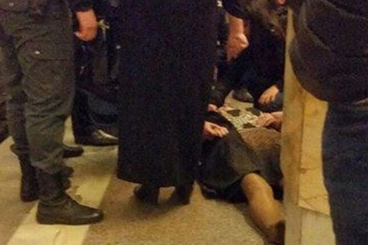 В бакинском метро поезд сбил женщину (фото) В бакинском метро поезд сбил женщину (фото)