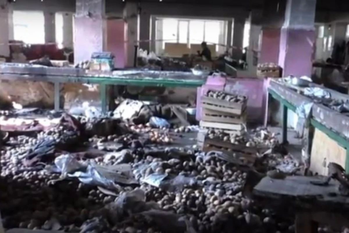Последствия пожара на рынке Тезе базар в Баку (видео)