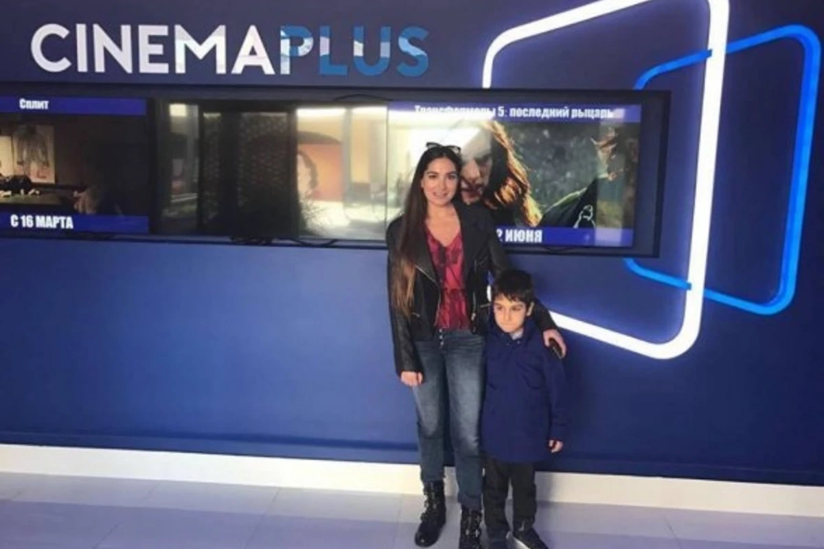 Арзу Алиева с сыном в Cinema Plus