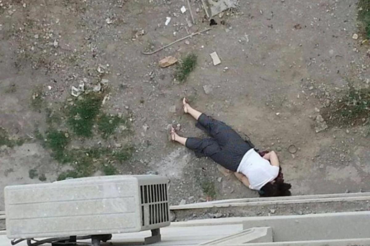 Bakıda dəhşət: iki uşaq anası özünü binadan atdı Bakıda dəhşət: iki uşaq anası özünü binadan atdı