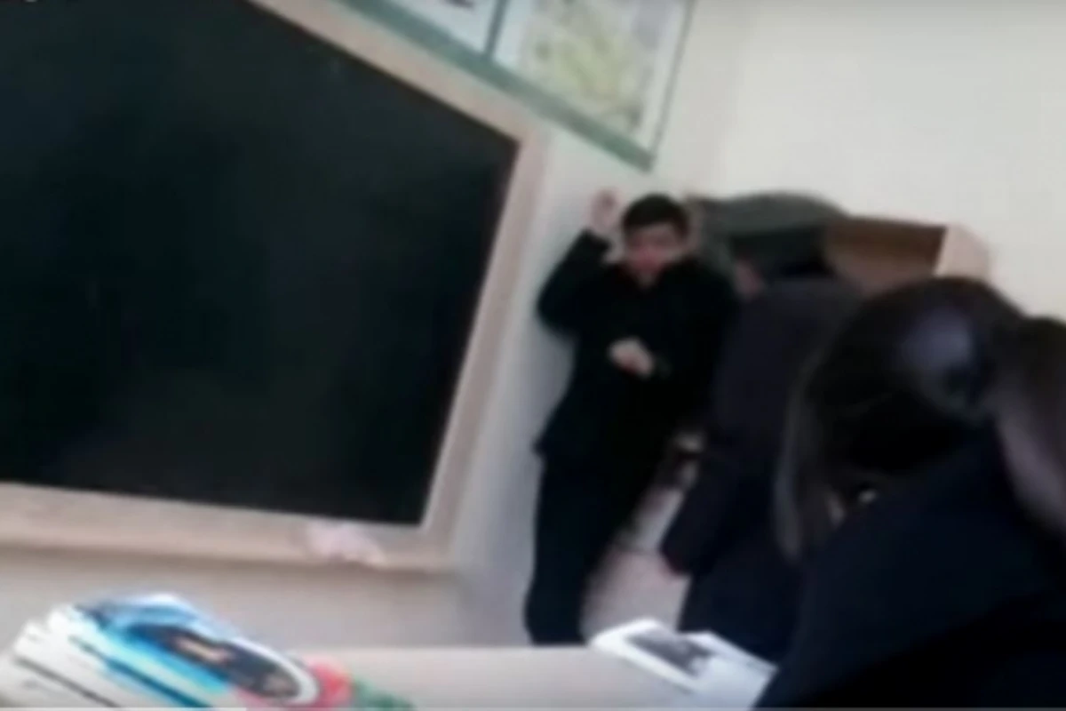 В Азербайджане учитель на глазах у учащихся избивает ученика (видео) В Азербайджане учитель на глазах у учащихся избивает ученика (видео)