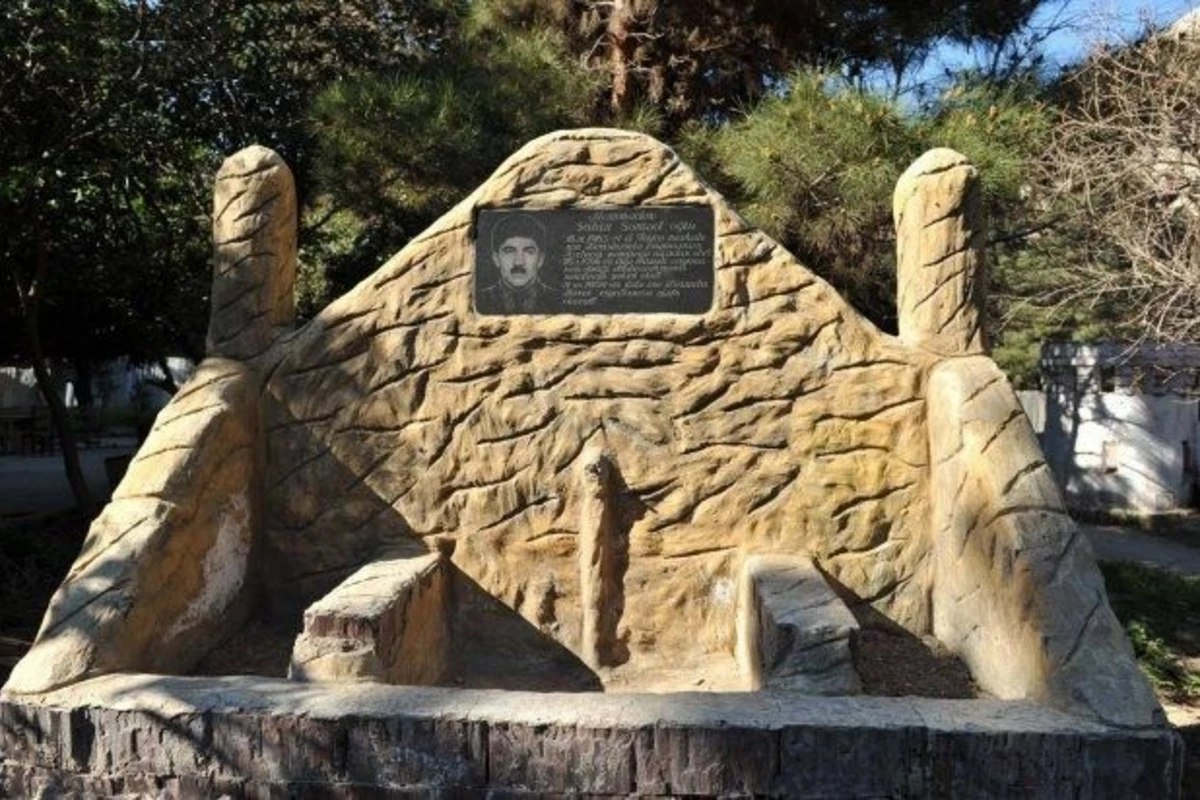 Bakıda şəhid abidəsini söküb yerində hündürmərtəbəli bina tikirlər Bakıda şəhid abidəsini söküb yerində hündürmərtəbəli bina tikirlər