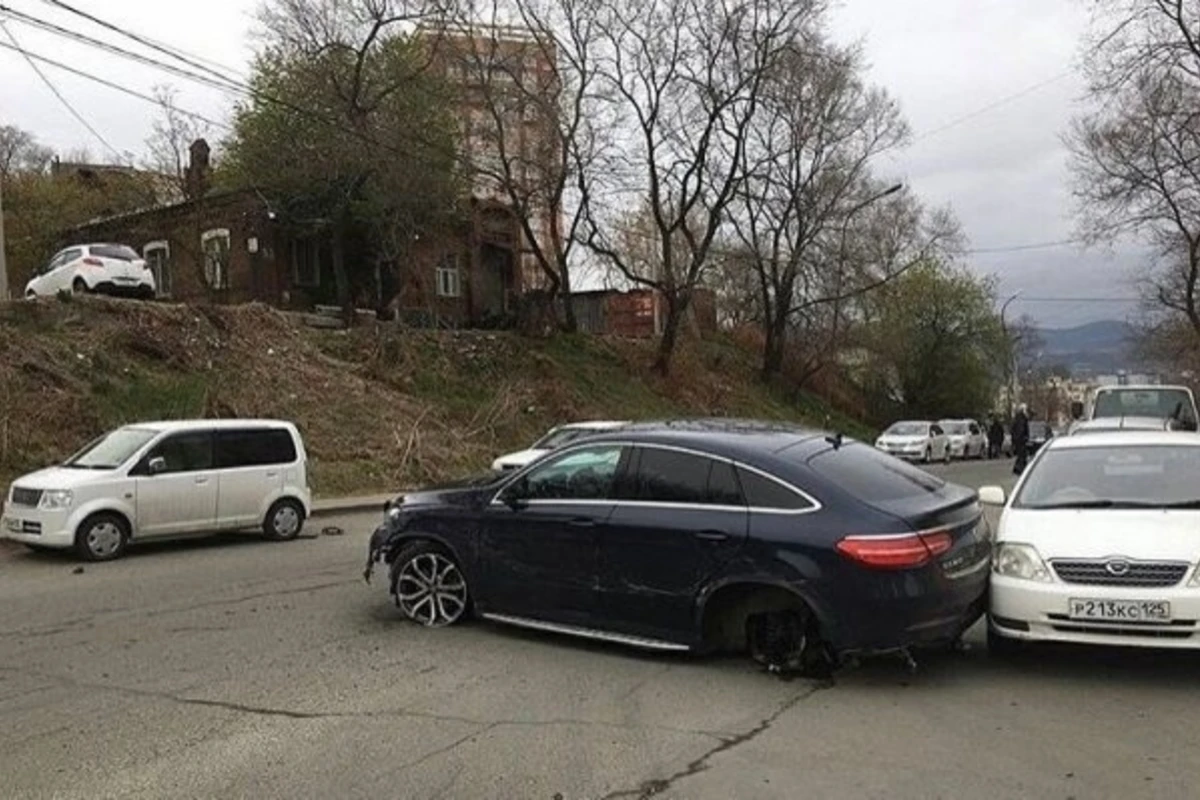 Девушка за рулем Mercedes разбила 11 припаркованных машин Девушка за рулем Mercedes разбила 11 припаркованных машин