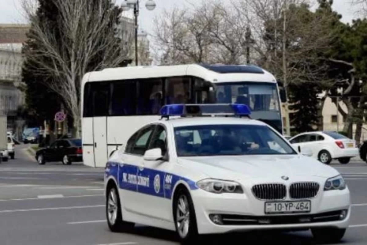 Yol polisi sərnişin kəmərdən istifadə etmədiyi üçün sürücünü cərimələdi (VİDEO)