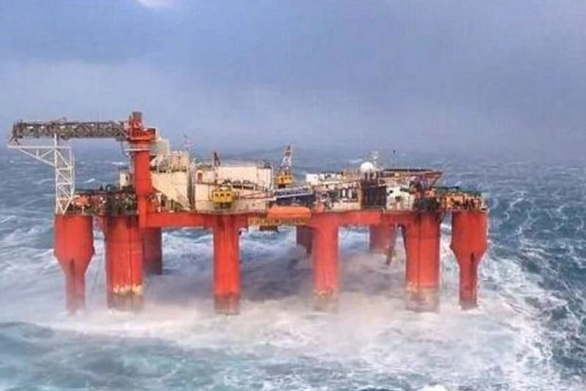 Xəzərdən 200-dən çox neftçi təxliyə edildi Xəzərdən 200-dən çox neftçi təxliyə edildi