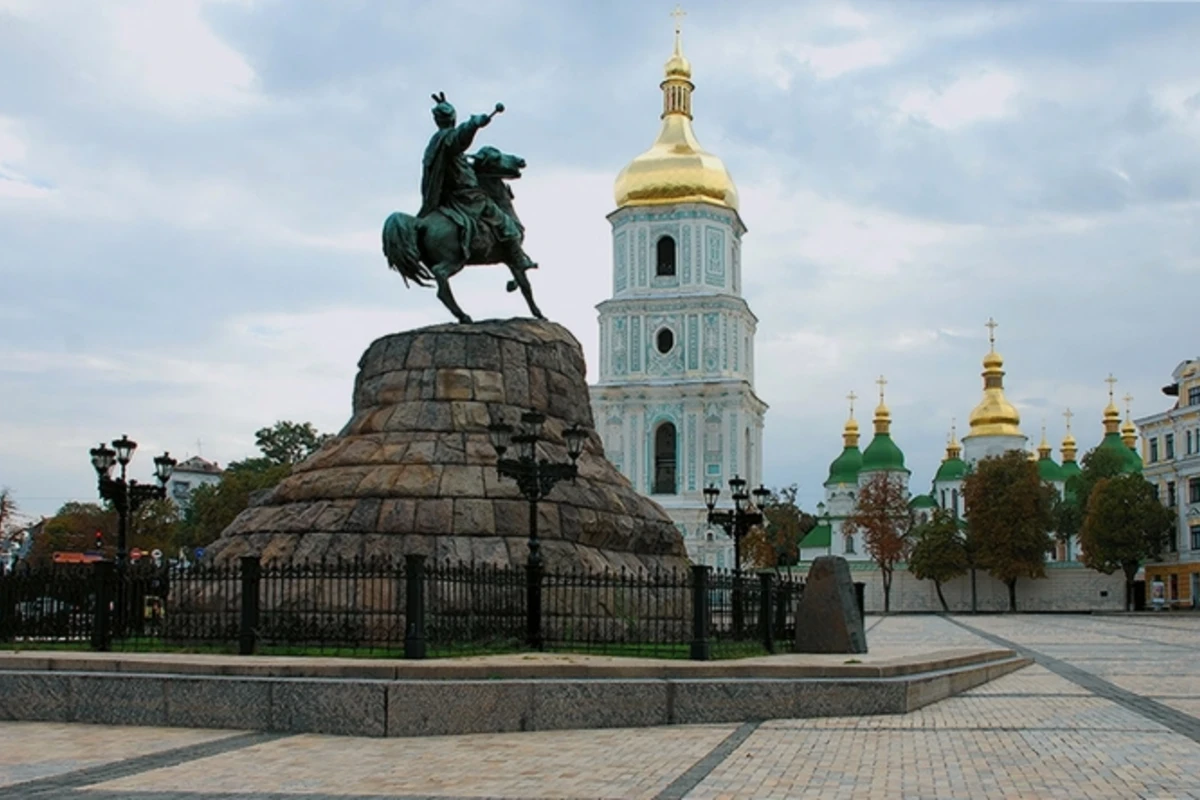 В Украине осквернили память Национального героя Азербайджана (фото) В Украине осквернили память Национального героя Азербайджана (фото)