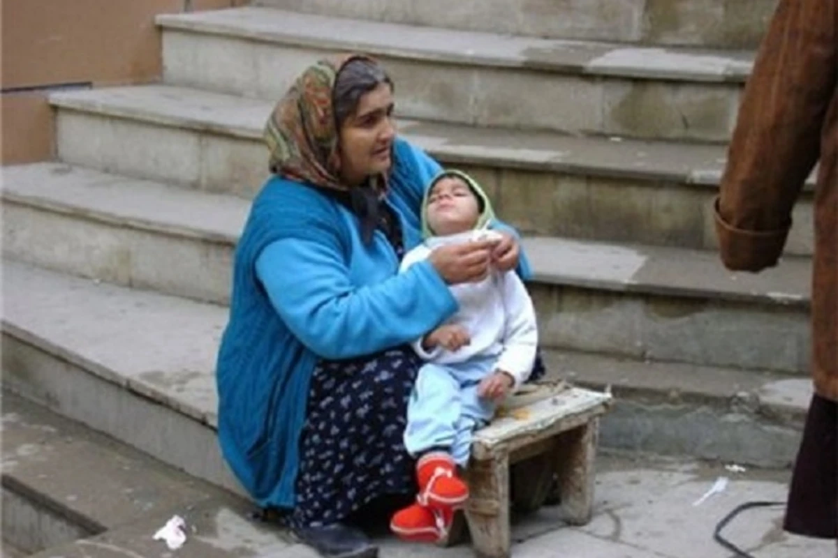 Bakıda yaşlı dilənçi qadın belə ifşa edildi - Rədd ol burdan, məndə pul varmı?